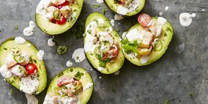 Los aguacates son el vehículo perfecto para este ceviche de camarones de inspiración peruana. Obtenga la receta de aguacates rellenos de camarones con cítricos »