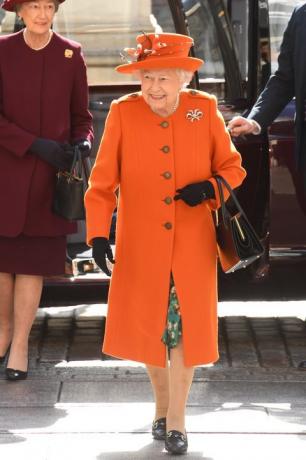 cartera queen elizabeth launer