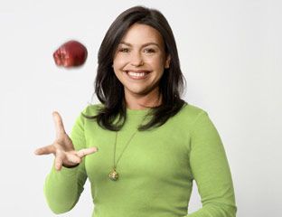 rachael ray tirando una manzana