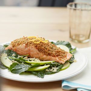 salmón crujiente con ensalada de manzana y la col rizada bebé