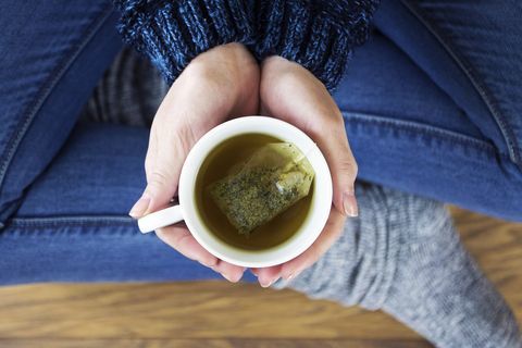 Mujer que tiene una taza de té