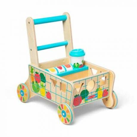 el carrito de supermercado de madera de melissa y doug es una buena elección de limpieza para los mejores juguetes nuevos que saldrán en 2022 contra un fondo blanco