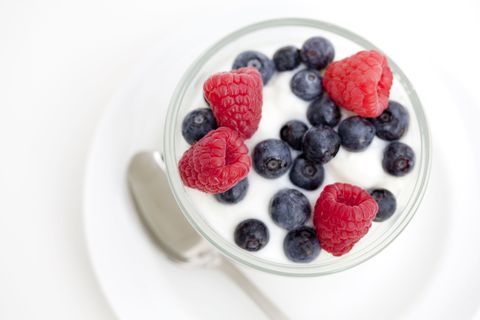 yogurt con frutas del bosque