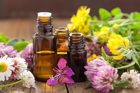aceites esenciales y flores de hierbas medicinales