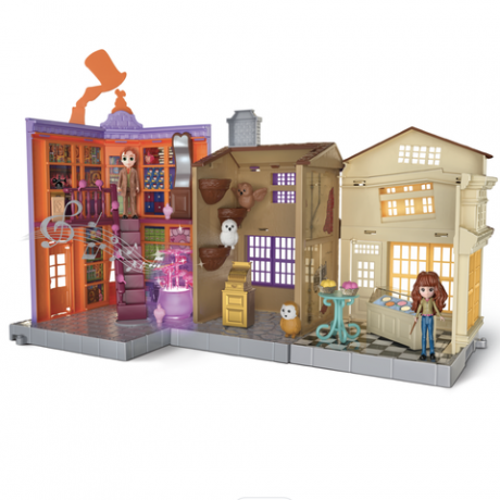 harry potter mundo mágico diagon alley playset con sibilancias del mago weasleys, emporio del búho de eeylop y la heladería de florean fortesque, que incluye a hermione y george, una buena opción de limpieza para los mejores juguetes nuevos de 2022