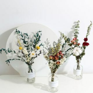 Flores secas en jarrón 