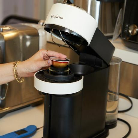 una persona usando una máquina de café