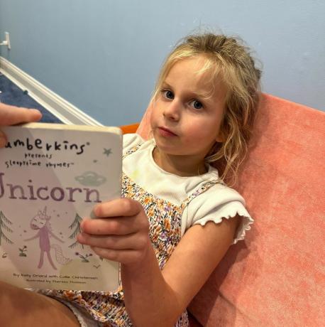 buena revisión de limpieza de la niña de Slumberkins leyendo un libro de unicornios de Slumberkins