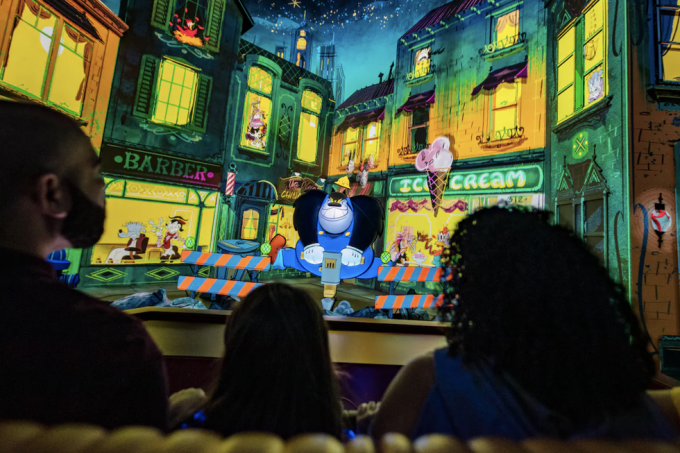 Pasajeros que viajan en el tren fugitivo de Mickey y Minnie en Disney's Hollywood Studios