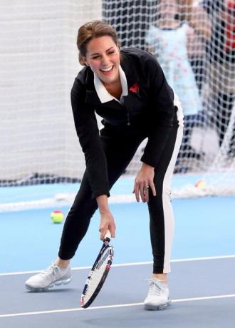 kate middleton jugando tenis en zapatillas