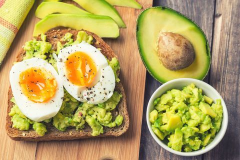 tostada de huevo y aguacate